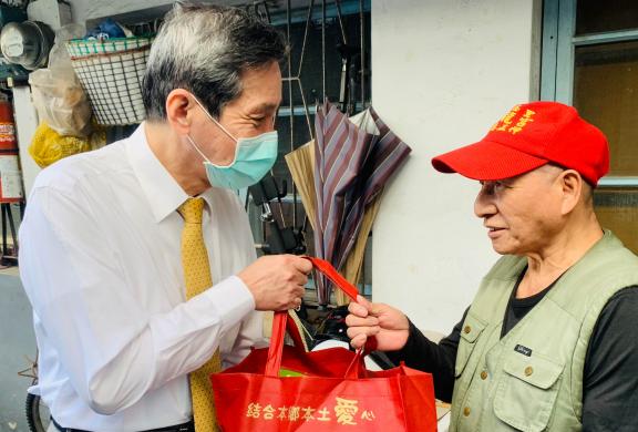 Hand in hand with Huashan Social Welfare Foundation,❤️ bring the solitary elderly a happy new year in 2021.