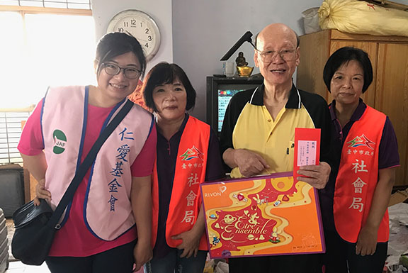 Solitary Elder Care at Mid-Autumn Festival